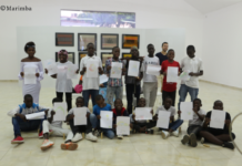 Crianças do Dom Bosco aprendem a pintar na Feira de Arte